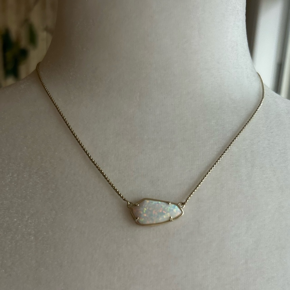 Crystal geode shaped necklace